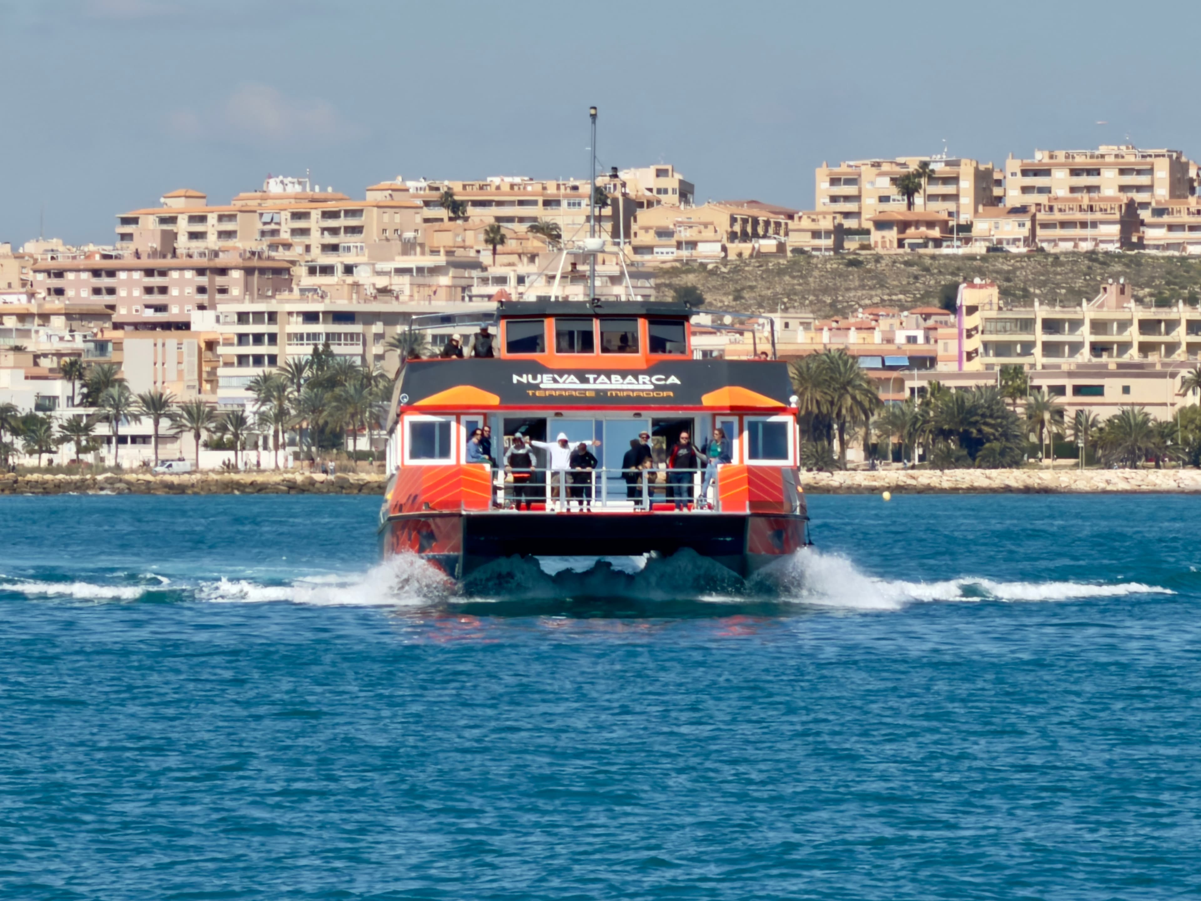 Ferry catamaran Viajes Isla Tabarca — traversée Santa Pola vers l'île de Tabarca avec fond de verre